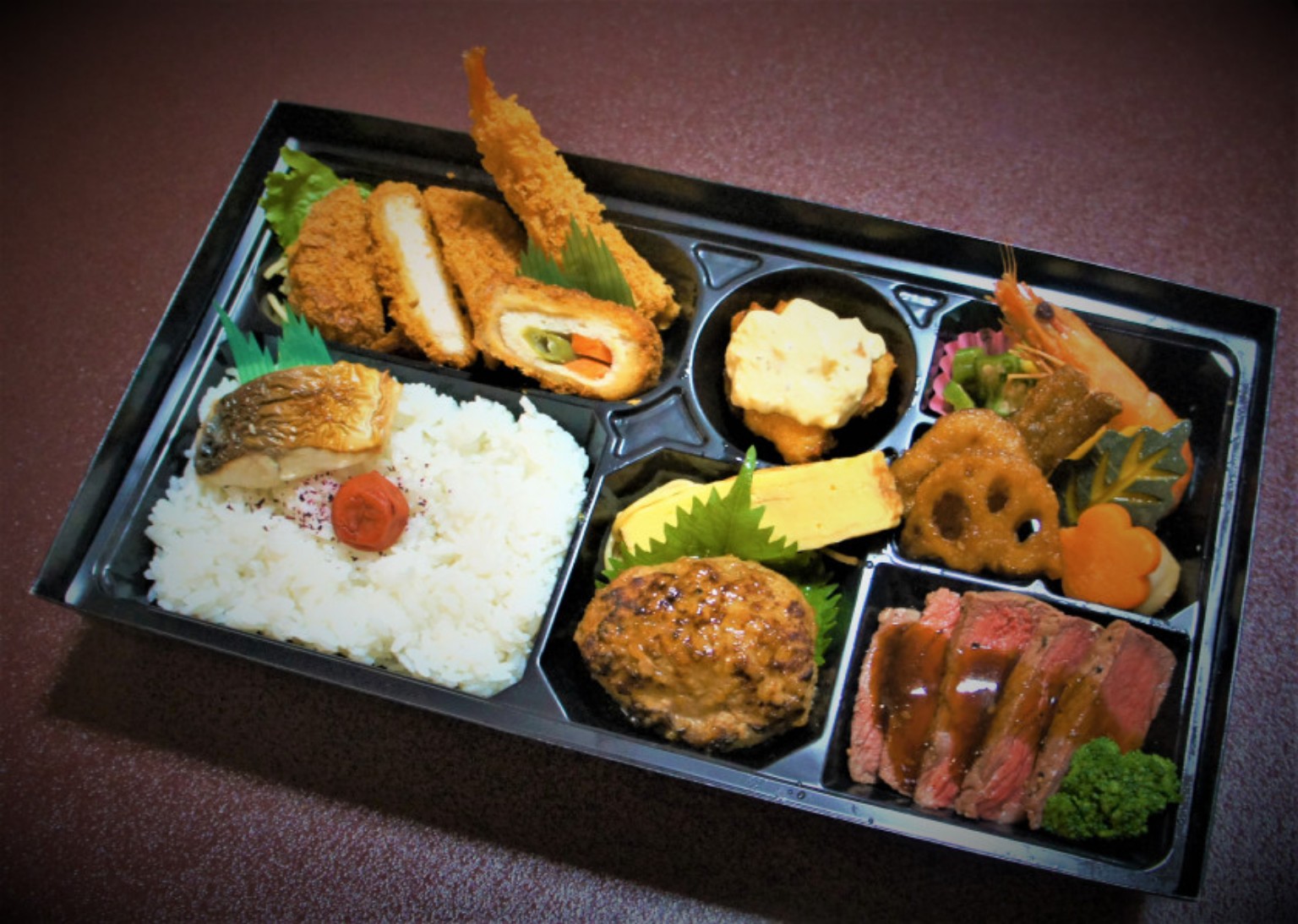 ローストビーフなどを盛り込んだ大切な日のお弁当